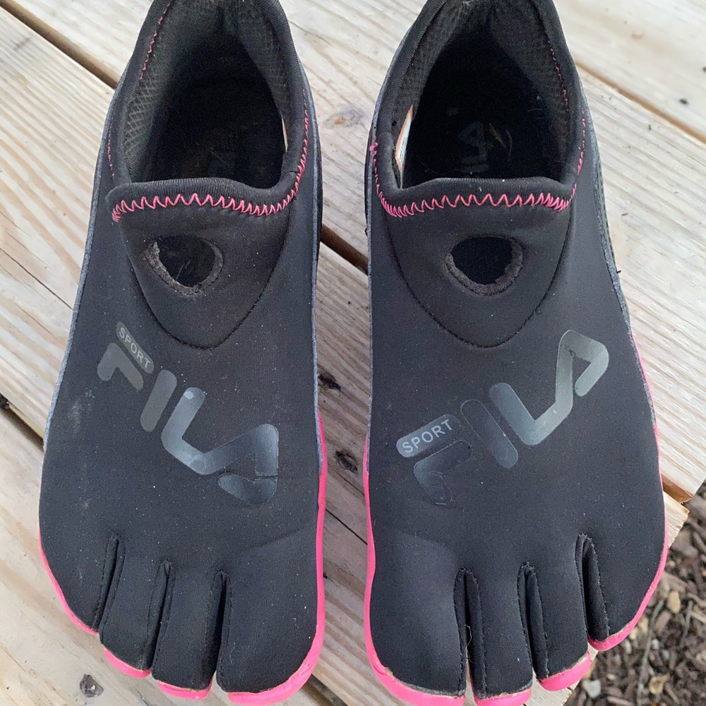 Fila barefoot toe shoes Sz 8 great water shoes